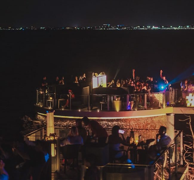Rock Bar Bali, AYANA Resort, Sunset Bar, Bali Reise, Bali Travel Tips, Romantic Places, Chillout Atmosphere, Sonnenuntergang Bali, Luxury Bar, AYANA Villas, Bali Must Visit, Reiseerlebnis, Unvergessliche Momente, Bali Blog, Ocean View Bar, Sandra, hotelandfoodlover, Best Bars in the World, Erlebnisbericht, DJ Sunset Vibes, After Rock Bali, Persönlicher Reisebericht, Travel Vibes, Tropical Nights, Bali Drinks, Best Places Bali