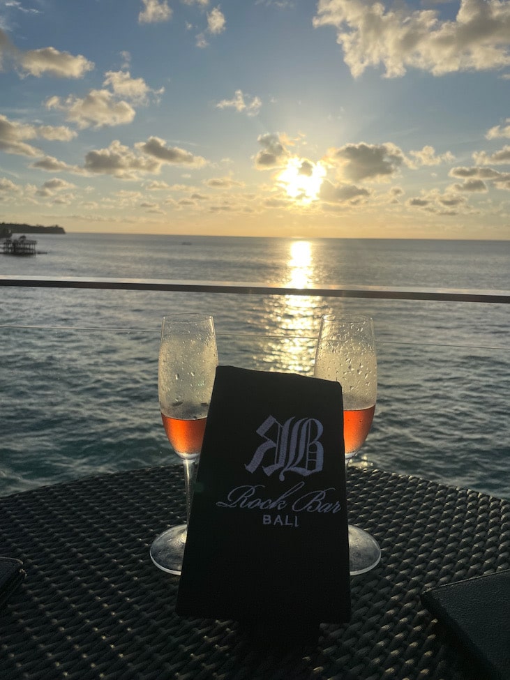 Rock Bar Bali, AYANA Resort, Sunset Bar, Bali Reise, Bali Travel Tips, Romantic Places, Chillout Atmosphere, Sonnenuntergang Bali, Luxury Bar, AYANA Villas, Bali Must Visit, Reiseerlebnis, Unvergessliche Momente, Bali Blog, Ocean View Bar, Sandra, hotelandfoodlover, Best Bars in the World, Erlebnisbericht, DJ Sunset Vibes, After Rock Bali, Persönlicher Reisebericht, Travel Vibes, Tropical Nights, Bali Drinks, Best Places Bali
