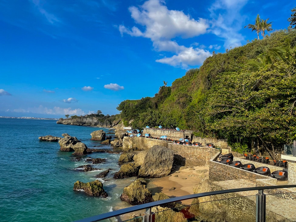 Rock Bar Bali, AYANA Resort, Sunset Bar, Bali Reise, Bali Travel Tips, Romantic Places, Chillout Atmosphere, Sonnenuntergang Bali, Luxury Bar, AYANA Villas, Bali Must Visit, Reiseerlebnis, Unvergessliche Momente, Bali Blog, Ocean View Bar, Sandra, hotelandfoodlover, Best Bars in the World, Erlebnisbericht, DJ Sunset Vibes, After Rock Bali, Persönlicher Reisebericht, Travel Vibes, Tropical Nights, Bali Drinks, Best Places Bali
