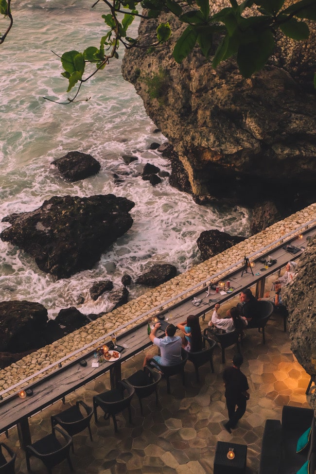 Rock Bar Bali, AYANA Resort, Sunset Bar, Bali Reise, Bali Travel Tips, Romantic Places, Chillout Atmosphere, Sonnenuntergang Bali, Luxury Bar, AYANA Villas, Bali Must Visit, Reiseerlebnis, Unvergessliche Momente, Bali Blog, Ocean View Bar, Sandra, hotelandfoodlover, Best Bars in the World, Erlebnisbericht, DJ Sunset Vibes, After Rock Bali, Persönlicher Reisebericht, Travel Vibes, Tropical Nights, Bali Drinks, Best Places Bali
