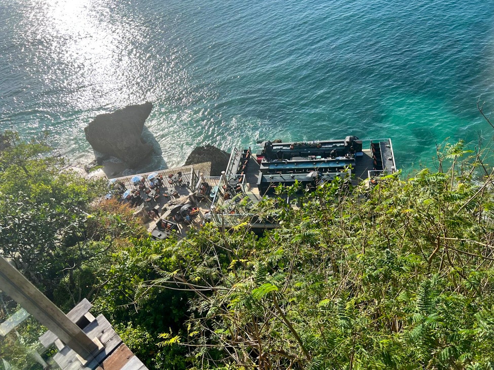 Rock Bar Bali, AYANA Resort, Sunset Bar, Bali Reise, Bali Travel Tips, Romantic Places, Chillout Atmosphere, Sonnenuntergang Bali, Luxury Bar, AYANA Villas, Bali Must Visit, Reiseerlebnis, Unvergessliche Momente, Bali Blog, Ocean View Bar, Sandra, hotelandfoodlover, Best Bars in the World, Erlebnisbericht, DJ Sunset Vibes, After Rock Bali, Persönlicher Reisebericht, Travel Vibes, Tropical Nights, Bali Drinks, Best Places Bali
