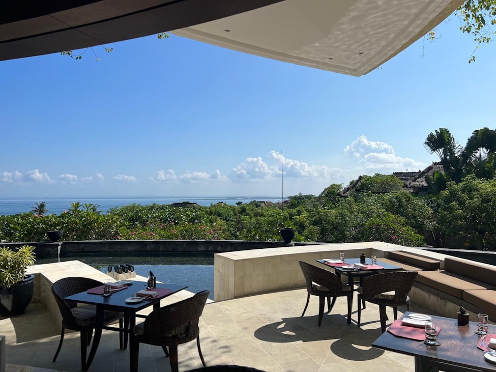 Frühstücksbereich AYANA Villa Gäste Bali und Abends das Dava Steak & Seafood.hotelandfoodlover.sandra eigen