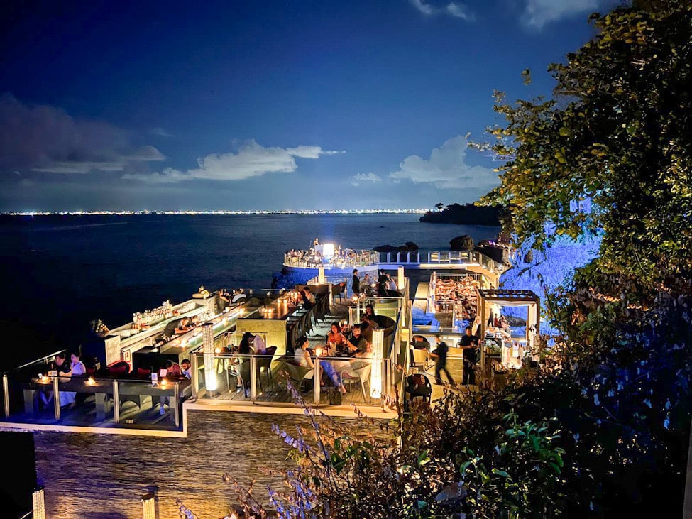 Rock Bar Bali, AYANA Resort, Sunset Bar, Bali Reise, Bali Travel Tips, Romantic Places, Chillout Atmosphere, Sonnenuntergang Bali, Luxury Bar, AYANA Villas, Bali Must Visit, Reiseerlebnis, Unvergessliche Momente, Bali Blog, Ocean View Bar, Sandra, hotelandfoodlover, Best Bars in the World, Erlebnisbericht, DJ Sunset Vibes, After Rock Bali, Persönlicher Reisebericht, Travel Vibes, Tropical Nights, Bali Drinks, Best Places Bali
