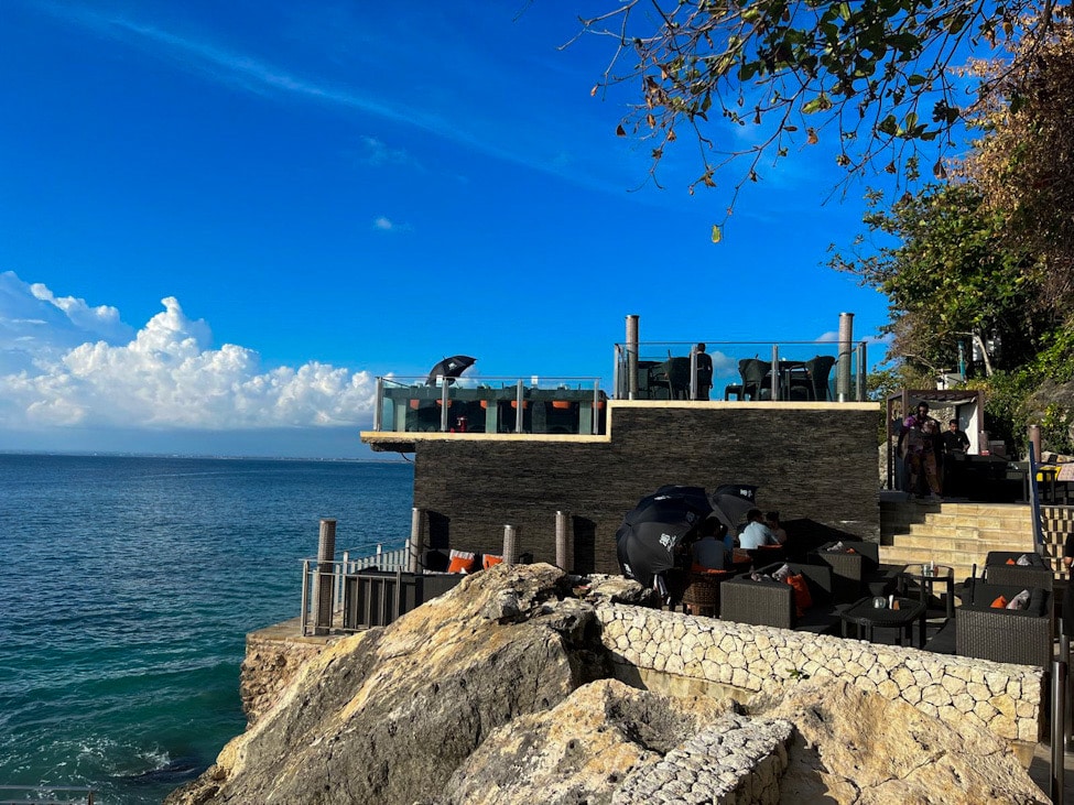 Rock Bar Bali, AYANA Resort, Sunset Bar, Bali Reise, Bali Travel Tips, Romantic Places, Chillout Atmosphere, Sonnenuntergang Bali, Luxury Bar, AYANA Villas, Bali Must Visit, Reiseerlebnis, Unvergessliche Momente, Bali Blog, Ocean View Bar, Sandra, hotelandfoodlover, Best Bars in the World, Erlebnisbericht, DJ Sunset Vibes, After Rock Bali, Persönlicher Reisebericht, Travel Vibes, Tropical Nights, Bali Drinks, Best Places Bali
