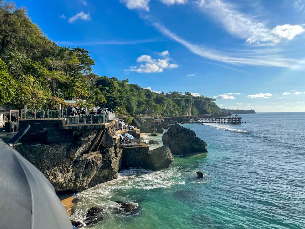 Rock Bar Bali, AYANA Resort, Sunset Bar, Bali Reise, Bali Travel Tips, Romantic Places, Chillout Atmosphere, Sonnenuntergang Bali, Luxury Bar, AYANA Villas, Bali Must Visit, Reiseerlebnis, Unvergessliche Momente, Bali Blog, Ocean View Bar, Sandra, hotelandfoodlover, Best Bars in the World, Erlebnisbericht, DJ Sunset Vibes, After Rock Bali, Persönlicher Reisebericht, Travel Vibes, Tropical Nights, Bali Drinks, Best Places Bali

