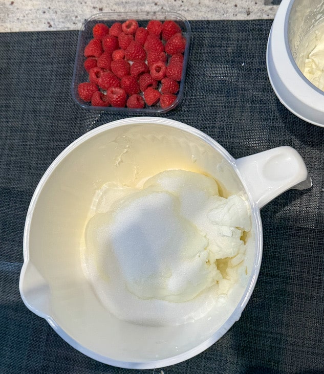 Steif geschlagene Sahne wird vorsichtig unter die Creme gehoben