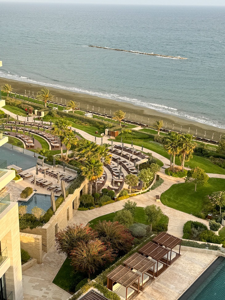 Poollandschaft im Amara Hotel Zypern mit Liegen und Meerblick
