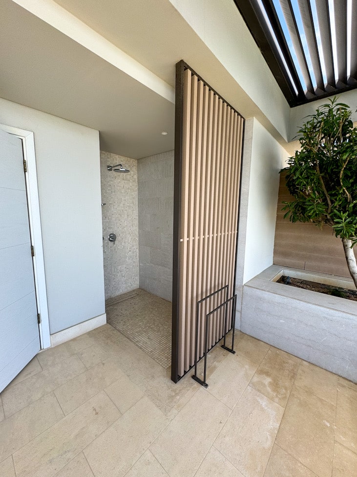 Private Terrasse mit Pool und Liegen – Amara Hotel Zypern