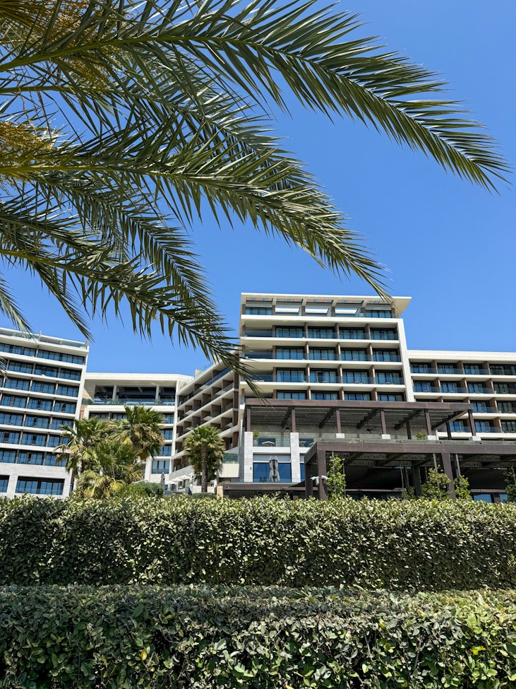 Amara Hotel Zypern – Außenansicht mit Palmen