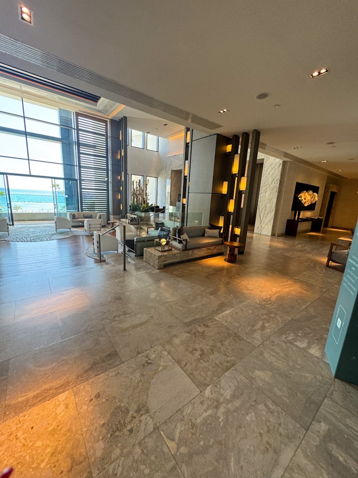 Eingangsbereich des Amara Hotels Zypern mit moderner Architektur