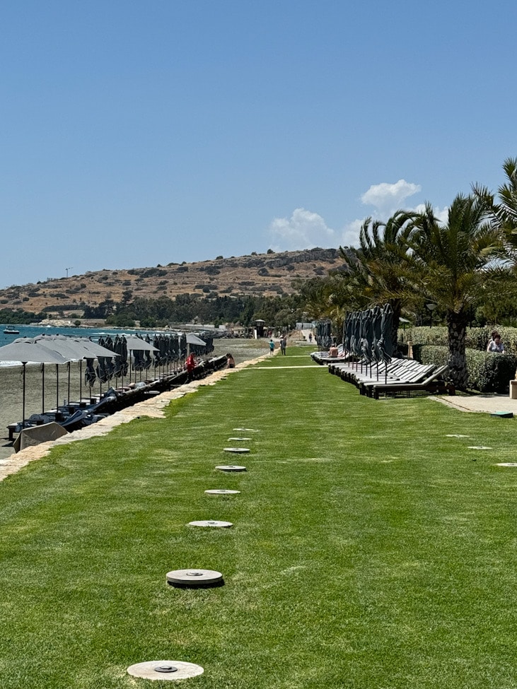 Strandabschnitt am Amara Hotel Zypern mit Liegen und Meerzugang