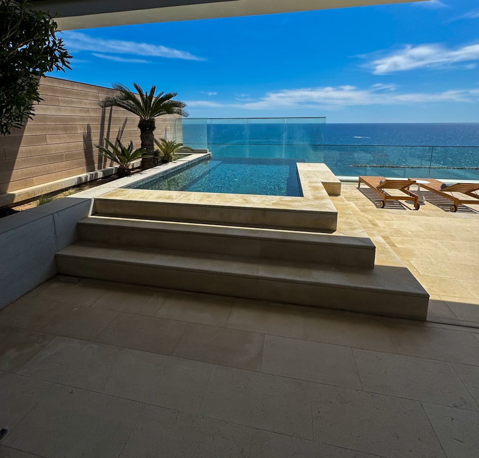 Private Terrasse mit Pool und Liegen – Amara Hotel Zypern