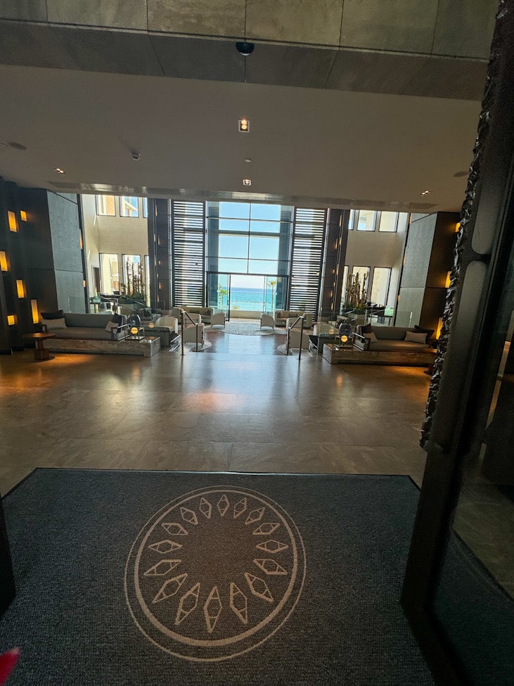Eingangsbereich des Amara Hotels Zypern mit moderner Architektur