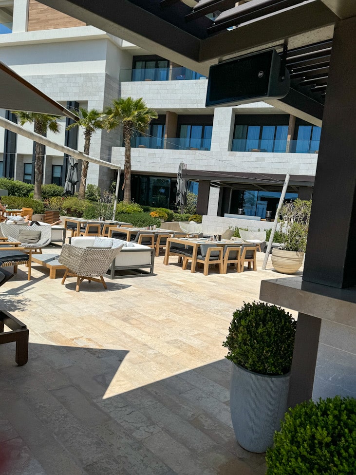 Poollandschaft im Amara Hotel Zypern mit Liegen und Meerblick