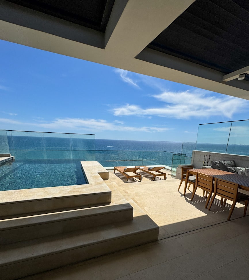 Private Terrasse mit Pool und Liegen – Amara Hotel Zypern