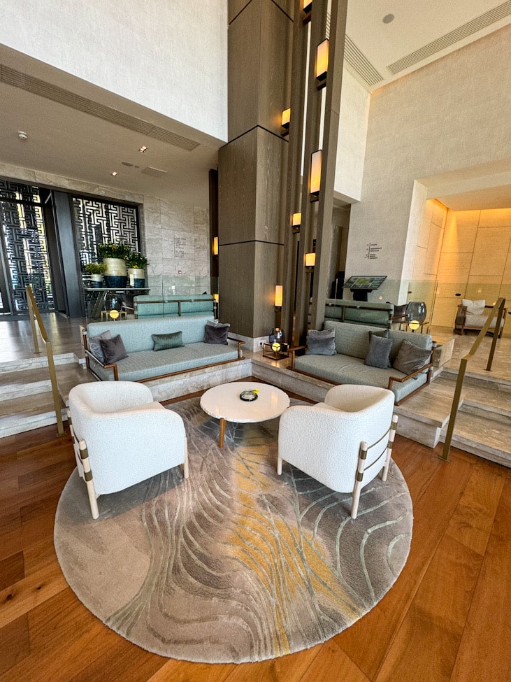 Eingangsbereich des Amara Hotels Zypern mit moderner Architektur