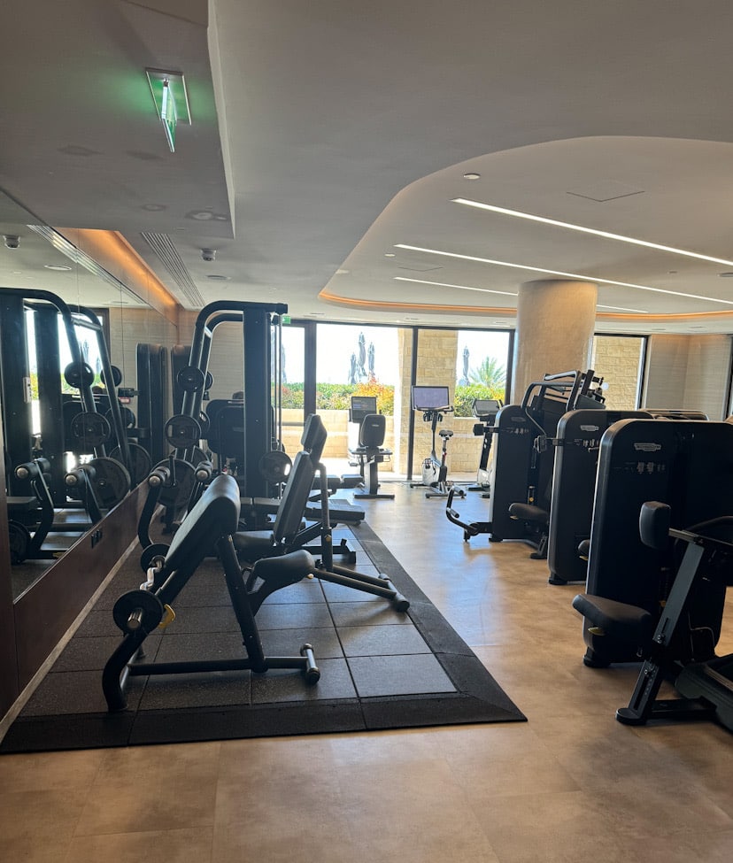 Fitnessraum im Amara Hotel Zypern mit modernen Geräten
