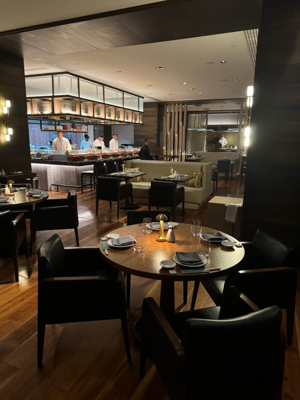 Zubereitungstheke im Innenbereich des Matsuhisa Limassol