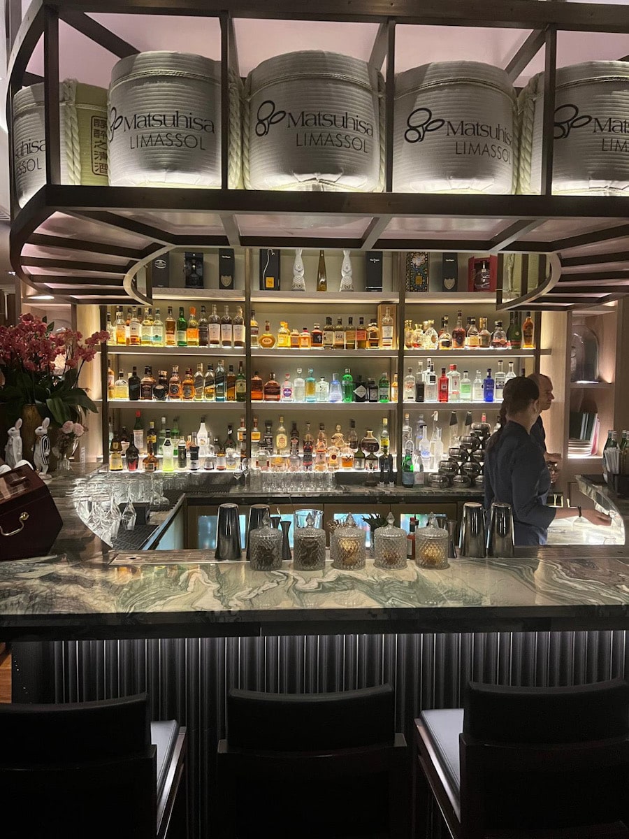 Bar im Innenbereich des Matsuhisa Limassol im Amara Hotel
