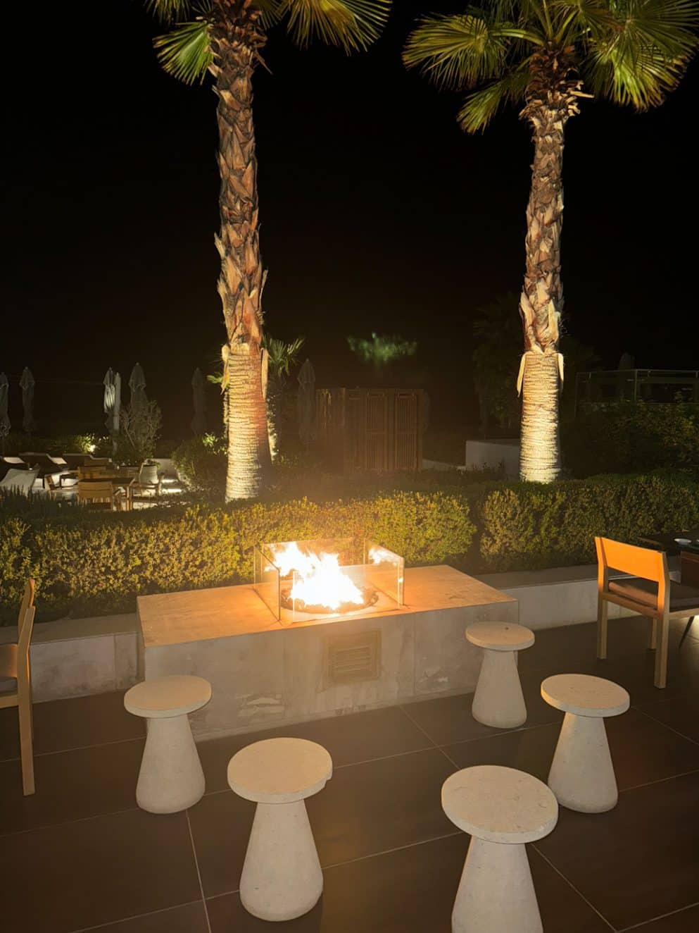 Feuerstelle im Außenbereich des Matsuhisa Limassol 