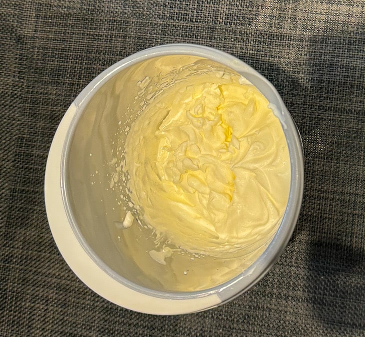 Quark, Mascarpone, Joghurt, Zucker und Zitronensaft werden in einer Schüssel gut verrührt