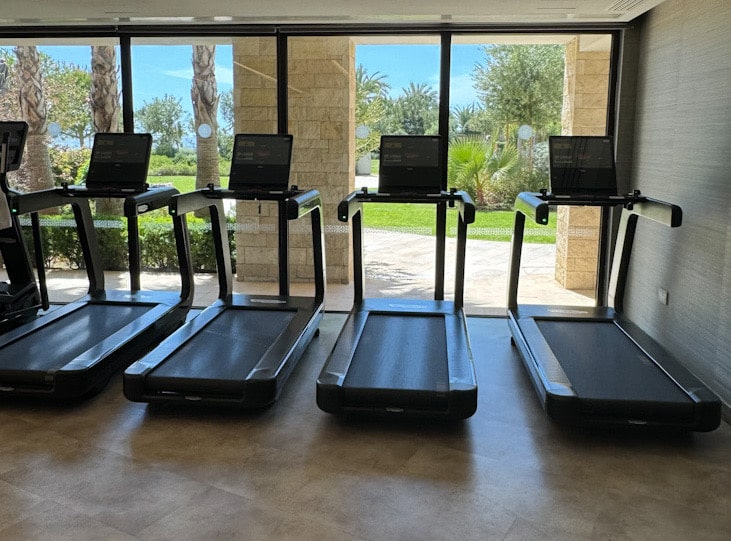 Fitnessraum im Amara Hotel Zypern mit modernen Geräten