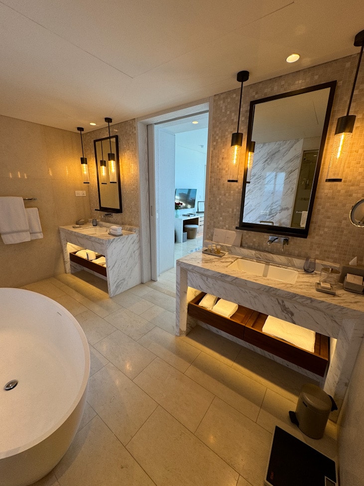 Modernes Badezimmer in der Penthouse-Suite – Amara Hotel Zypern