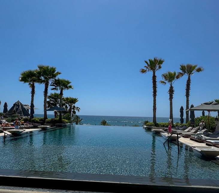 Poollandschaft im Amara Hotel Zypern mit Liegen und Meerblick
