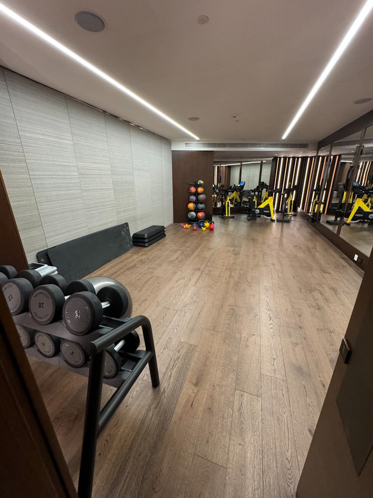 Fitnessraum im Amara Hotel Zypern mit modernen Geräten
