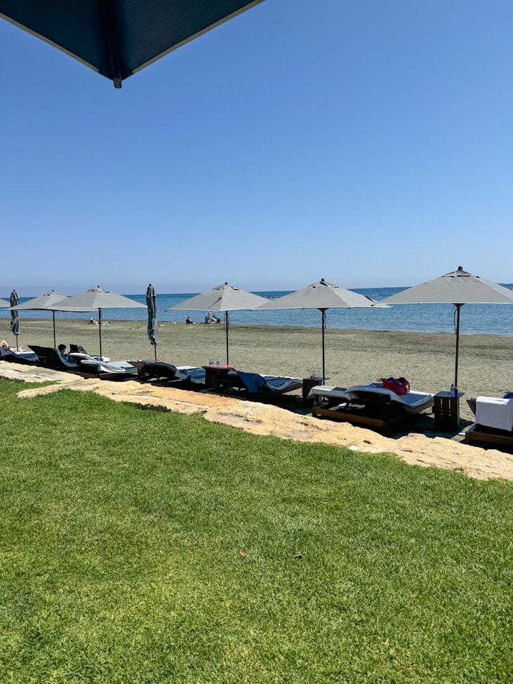 Strandabschnitt am Amara Hotel Zypern mit Liegen und Meerzugang