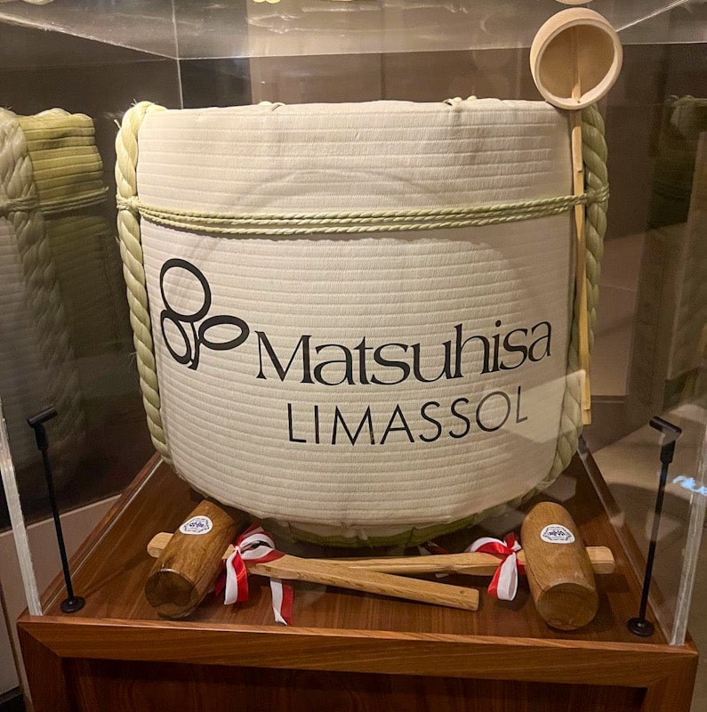 Logo des Matsuhisa Limassol im Glaskasten im Innenbereich