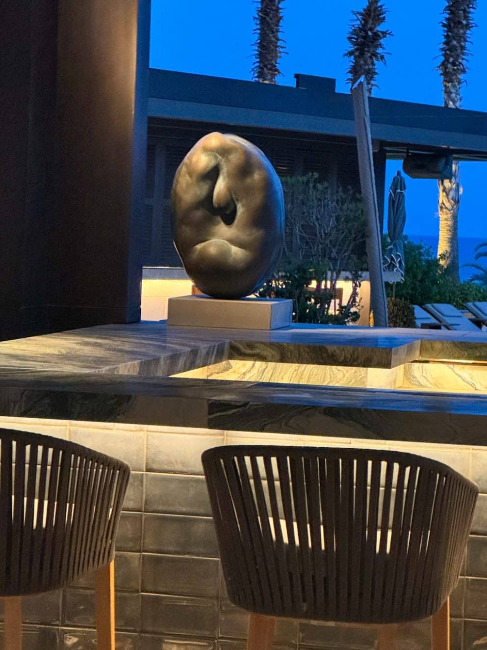 Stimmungsvoller Außenbereich des Matsuhisa Limassol bei Abendlicht