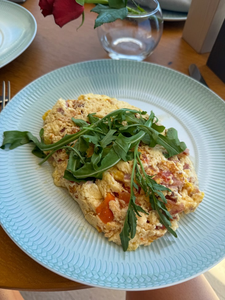In-Room Dining mit Omelette auf dem Balkon – Amara Hotel Zypern