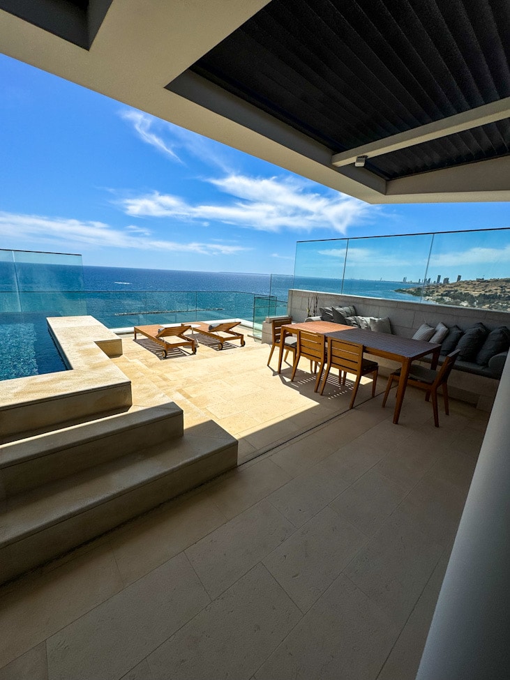 Private Terrasse mit Pool und Liegen – Amara Hotel Zypern