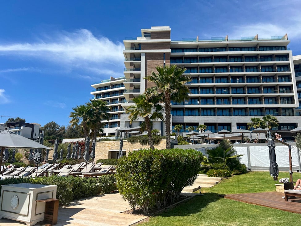 Poollandschaft im Amara Hotel Zypern mit Liegen und Meerblick