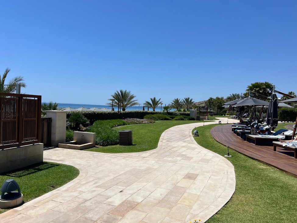 Strandabschnitt am Amara Hotel Zypern mit Liegen und Meerzugang