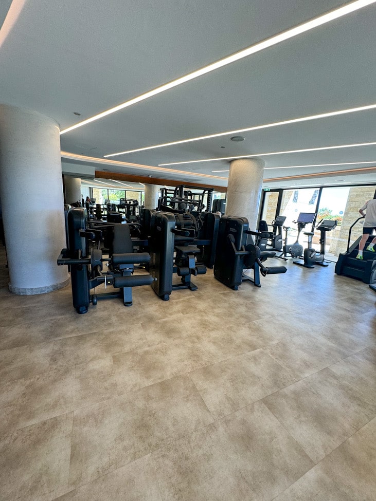 Fitnessraum im Amara Hotel Zypern mit modernen Geräten
