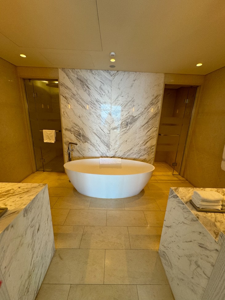 Modernes Badezimmer in der Penthouse-Suite – Amara Hotel Zypern