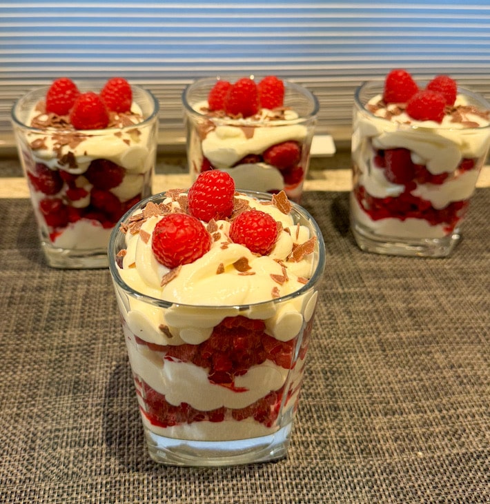 Fertig geschichtetes Dessert steht zum Durchziehen im Kühlschrank