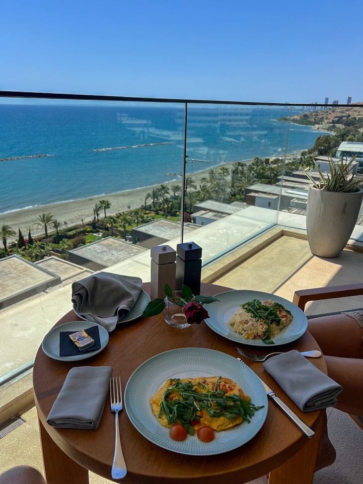 In-Room Dining mit Omelette auf dem Balkon – Amara Hotel Zypern