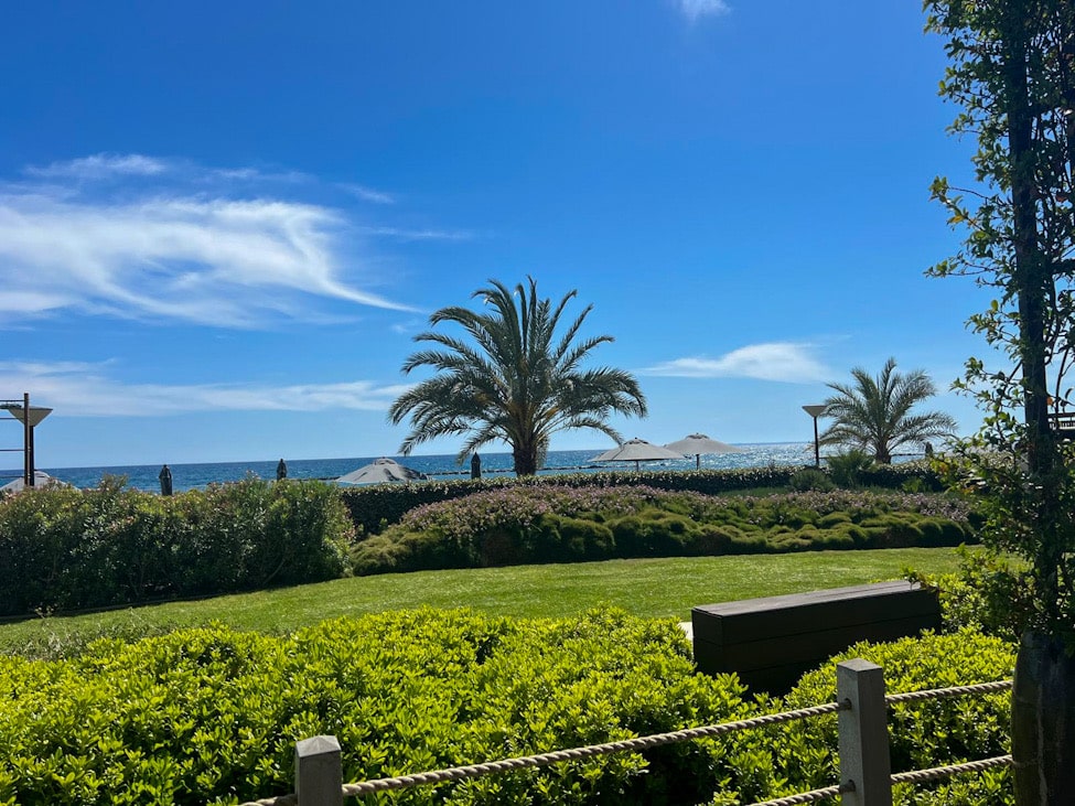 Strandabschnitt am Amara Hotel Zypern mit Liegen und Meerzugang