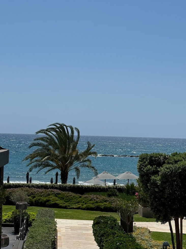 Strandabschnitt am Amara Hotel Zypern mit Liegen und Meerzugang