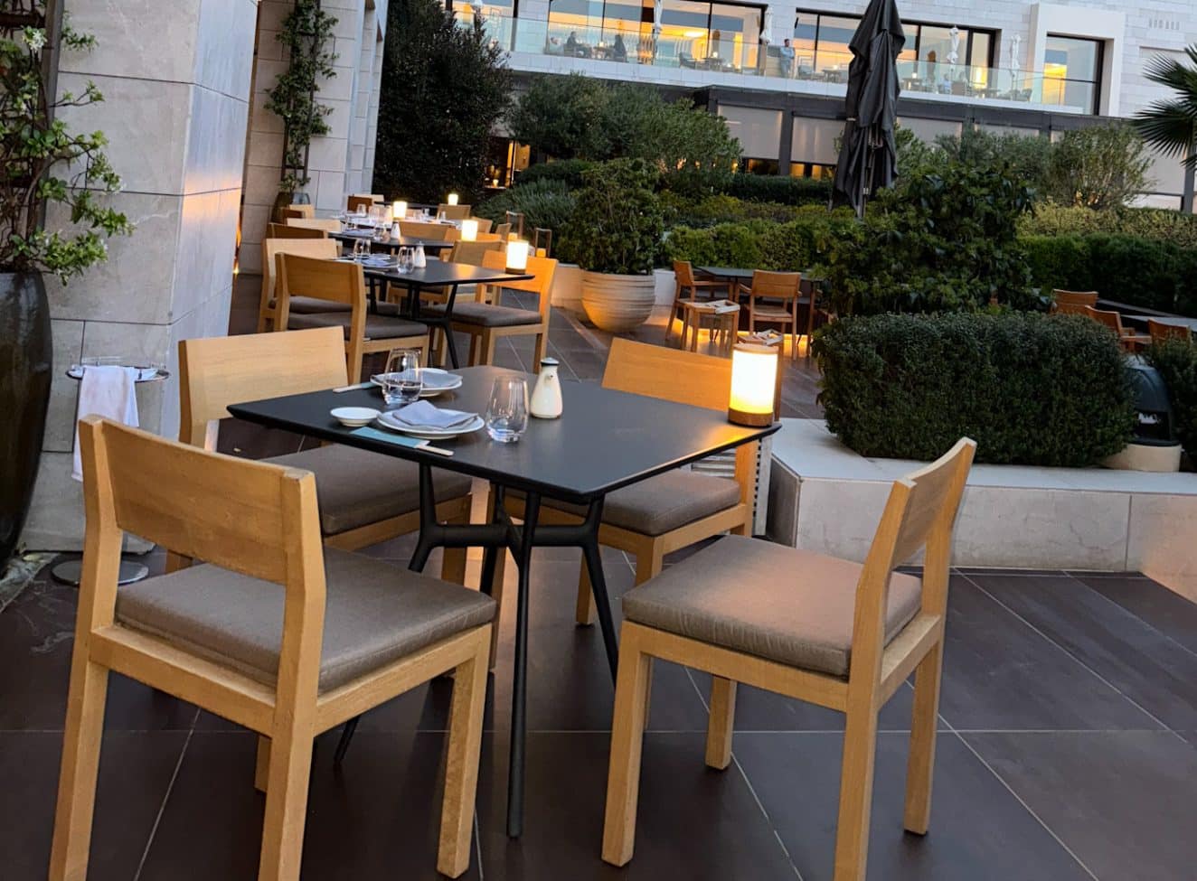 Außenbereich des Matsuhisa Limassol mit stilvoll gedeckten Tischen