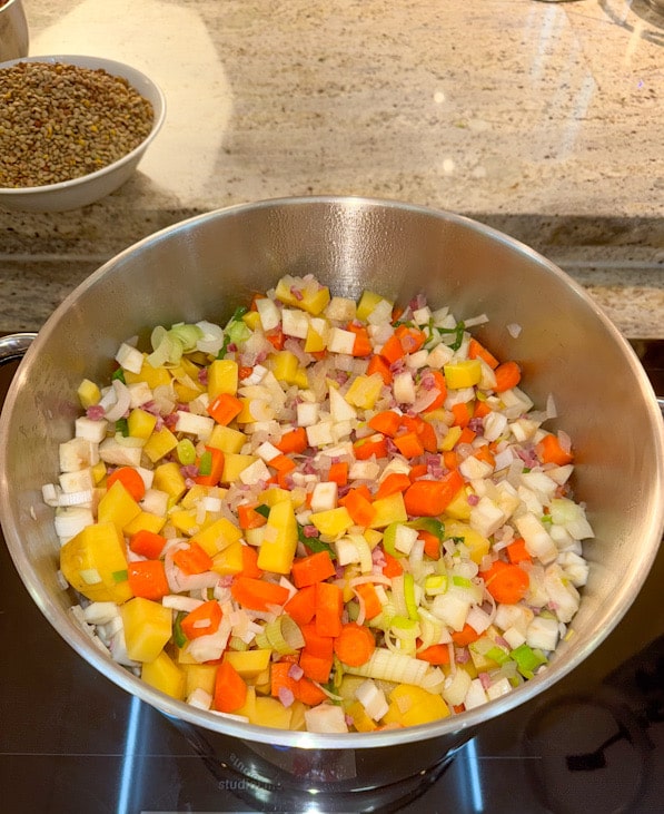 Frisch geschnittenes Gemüse im Topf zum kurzen Anbraten bei der Zubereitung von Linsensuppe