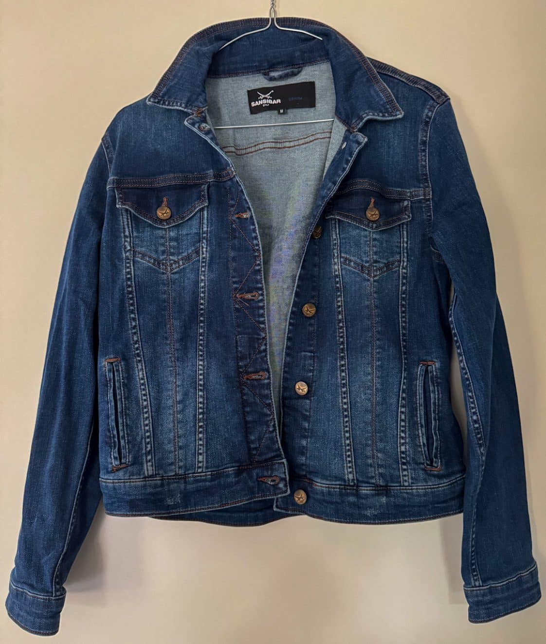 Mittelblaue Jeansjacke mit Sansibar-Label und Knopfleiste, Vorderansicht