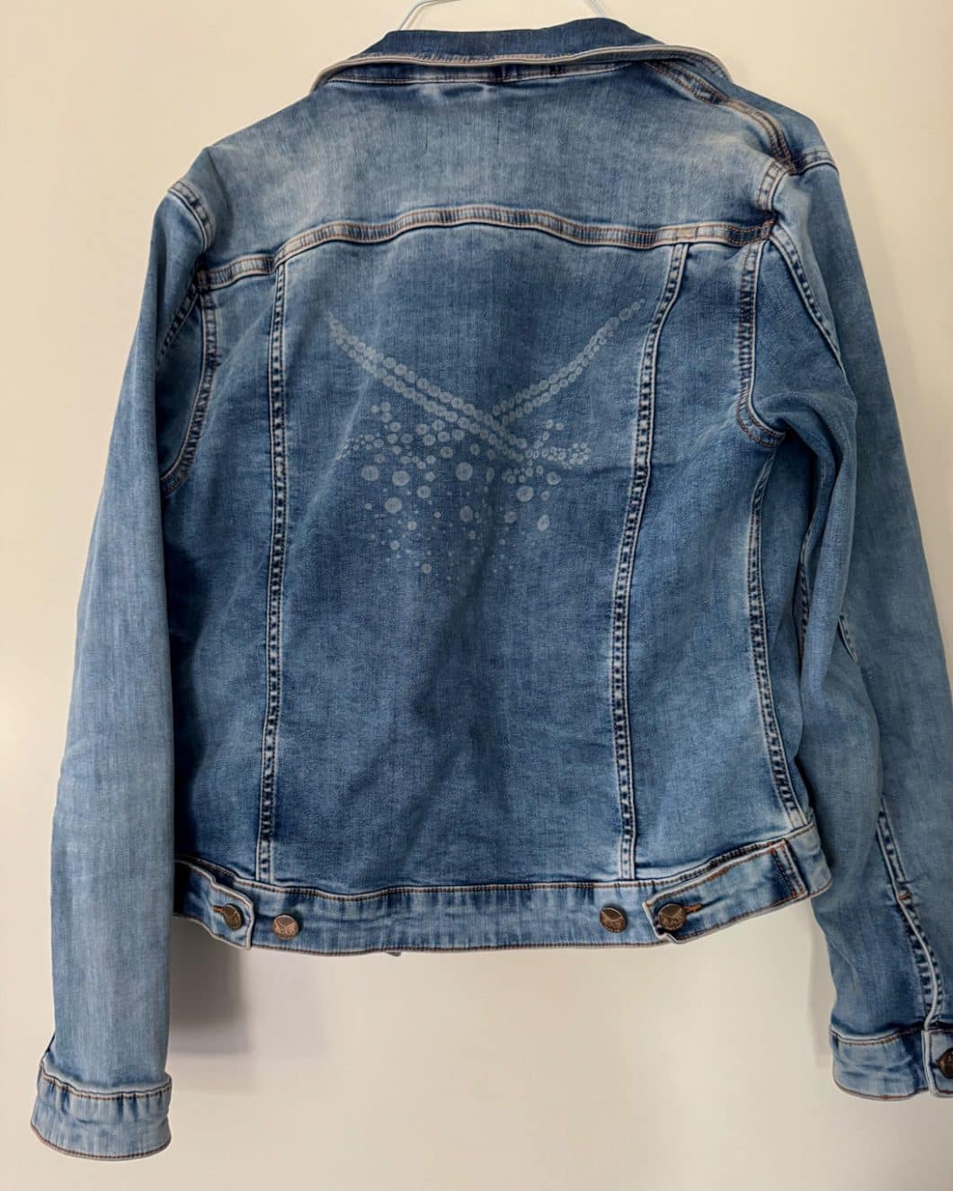 Hellblaue Jeansjacke mit aufgedrucktem Sansibar-Logo auf dem Rücken