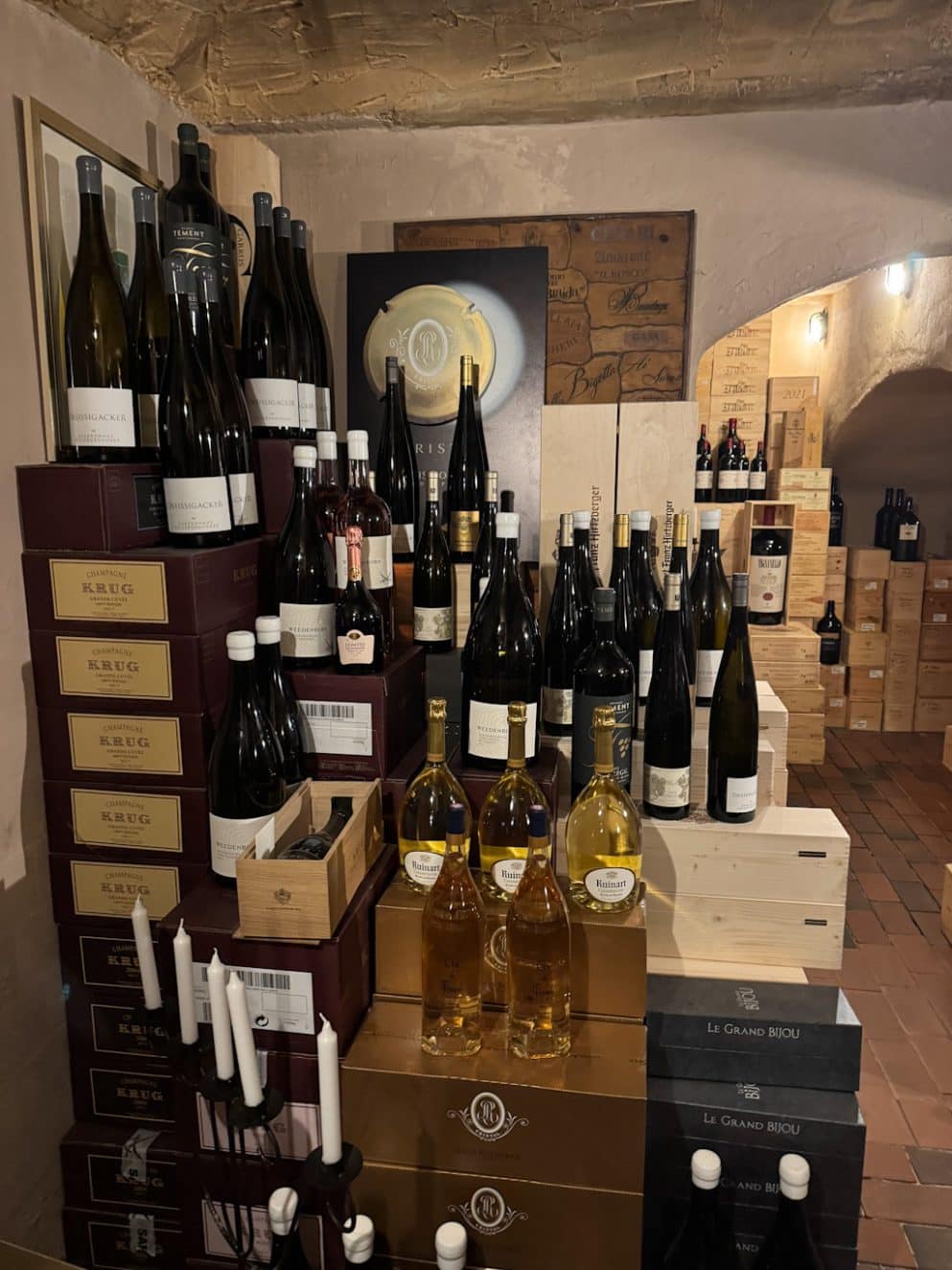 Weinregal mit gemischten Flaschen