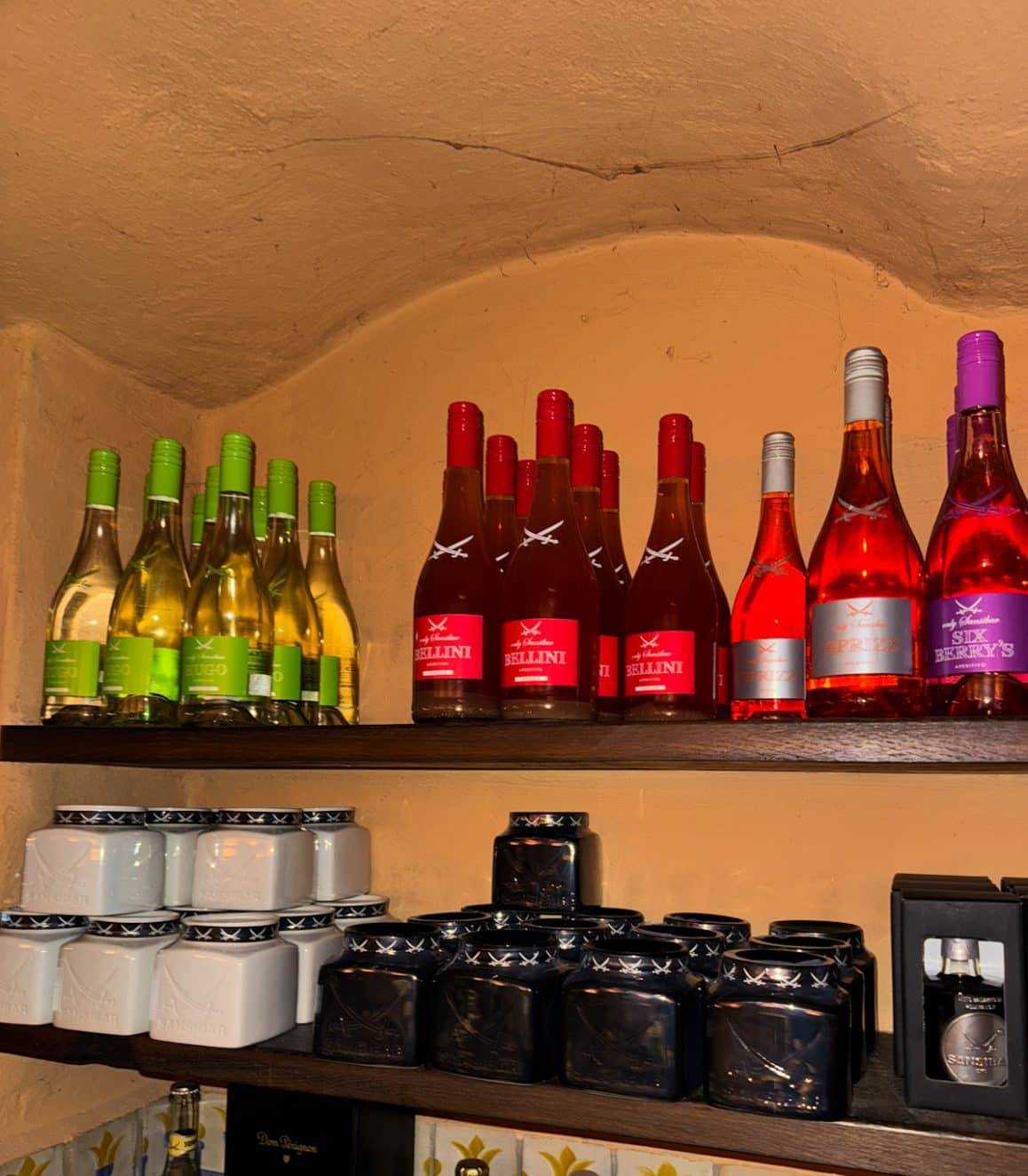 Flaschenreihe Sansibar Wein