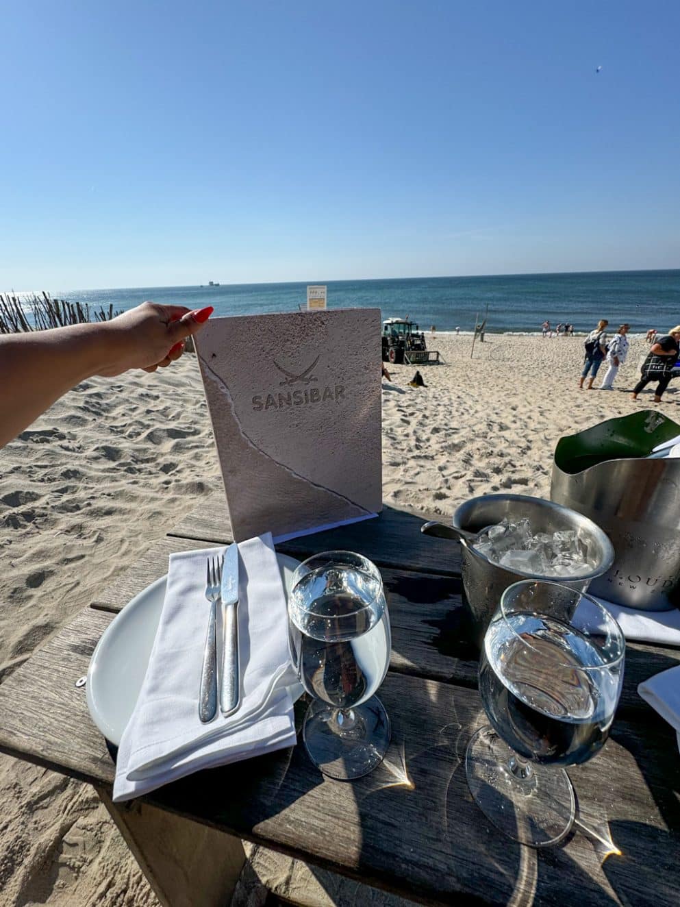 Gedeckter Tisch direkt am Strand bei der Sansibar