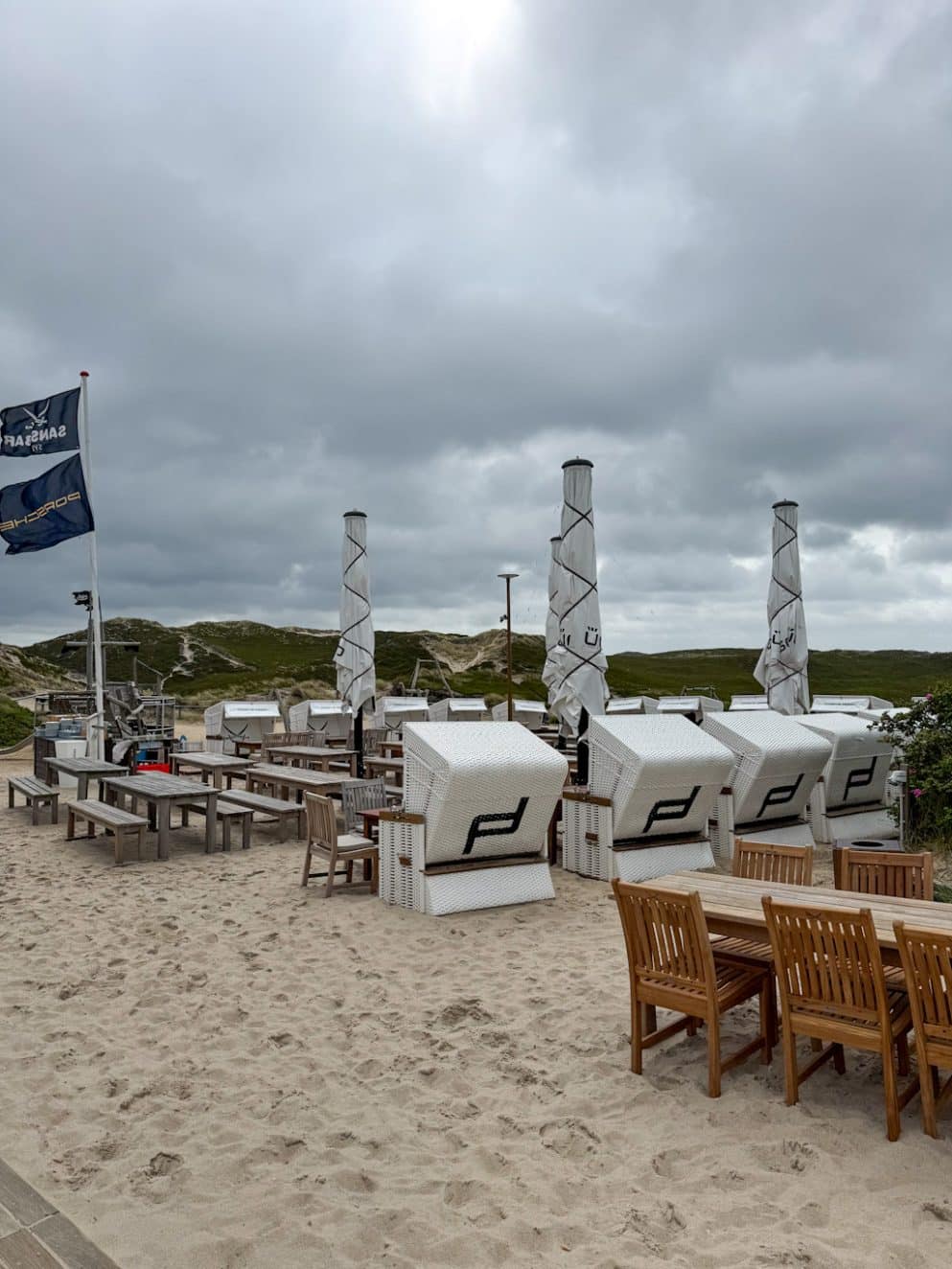Sansibar Lounge-Sitzplätze mit Blick auf Strand und Dünen